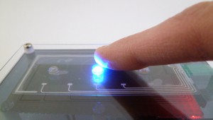 透明なフィルムをタッチスイッチのセンサ部として利用する事が出来ます。