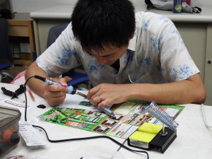 みなさん、集中してはんだづけしております！