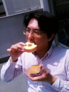 夏の炎天下の中、バースデーバームクーヘンをほうばる弊社社長。