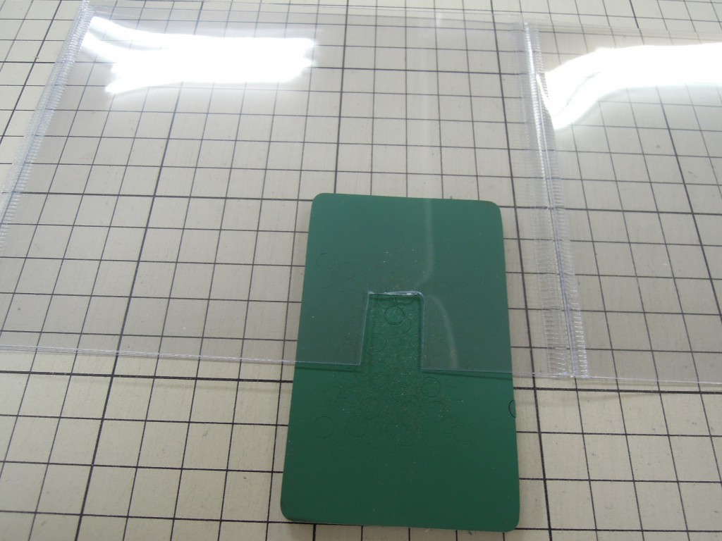 背面の適当な位置にACアダプタのケーブルを逃がす穴を開けます。