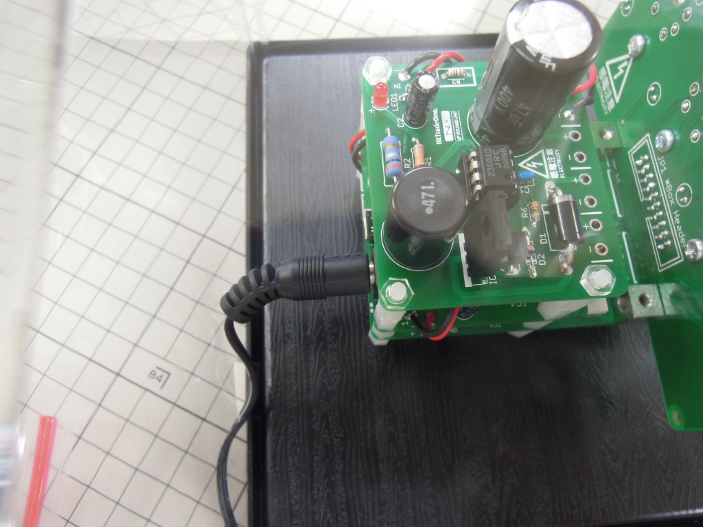 こんな感じでケーブルを逃します。