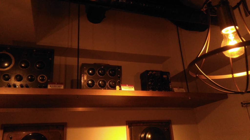 店内各所にはヴィンテージ計測器が展示されています。