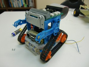 機体の下部シャーシにちょうどよくRaspberry piの寸法と合致するネジ穴が2つあり、Raspberry piの機体への固定は問題ありませんでした。